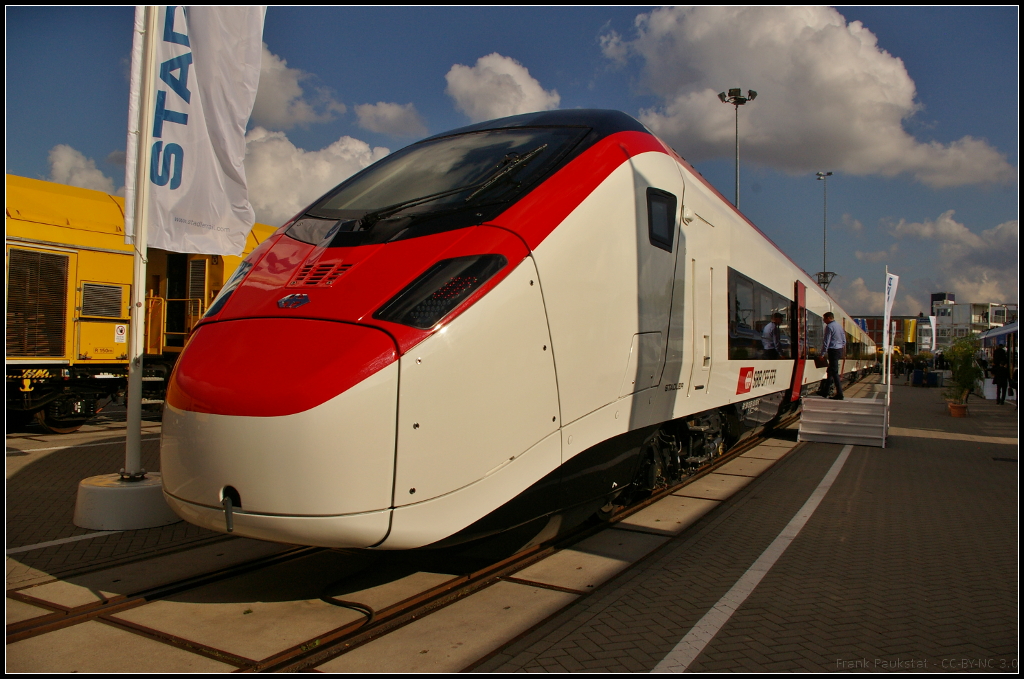 InnoTrans 2016 in Berlin: Stadler zeigte zusammen mit der SBB den ersten Hochgeschwindigkeitszug EC250 'Giruno' (verkürzte 5-teilige Variante RABe 501). Der Zug soll zuerst zwischen Milan und Basel/Zürich verkehren und ab 2019 dann durch den Gotthard Basis-Tunnel bis nach Frankfurt fahren. Der Zug ist mit WLAN und 4G-/3G-Signalverstärkern und Steckdosen an den Sitzen ausgestattet, dazu kommen getrennte Toiletten für Frauen und Männer. Der Zug ist 202 Meter lang, bietet Platz für 405 Personen, davon 117 in der 1. Klasse. Der Triebzug erfüllt die Bestimmungen nach TSI-High-speed und DIN EN 15227.