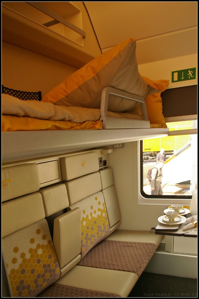 InnoTrans 2016 in Berlin: �ber den Sitzb�nken, die erstaunlich bequem sind, befindet sich das Bett. Auch hier sind noch zus�tzliche Ablagen integriert. Probeliegen war leider nicht m�glich...