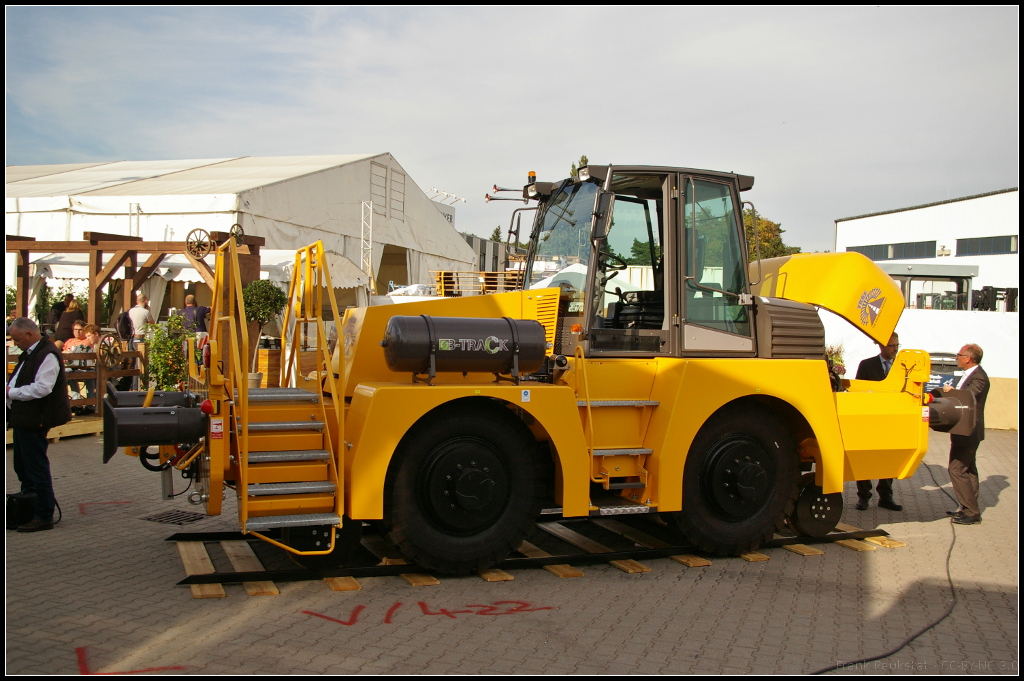 InnoTrans 2016 in Berlin: Von der irischen Firma The Railroad Factory Ltd stammt das Zweiwege-Rangierfahrzeug B-TRACK 24. Das Fahrzeug hat einen Common Rail-Motor von Deutz mit 148 kW Leistung, Vmax Schiene 20 km/h, Gewicht 24 t (im Vergleich zu einer Standardlok 55 t), Traktionsleistung 120 kN, Anhängelast 2400 t, minimaler Kurvenradius 8 m, Antrieb der Achsen entweder Front, Allrad oder Schleichgang. Diagnose des Fahrzeugs erfolgt permanent mit mobilen Datentransfer, Vereinfachte geplante Wartung alle 500 Stunden. Optional sind Funkfernsteuerung, ein Anti-Explosion-Kit und verschiedene Haken verfügbar.