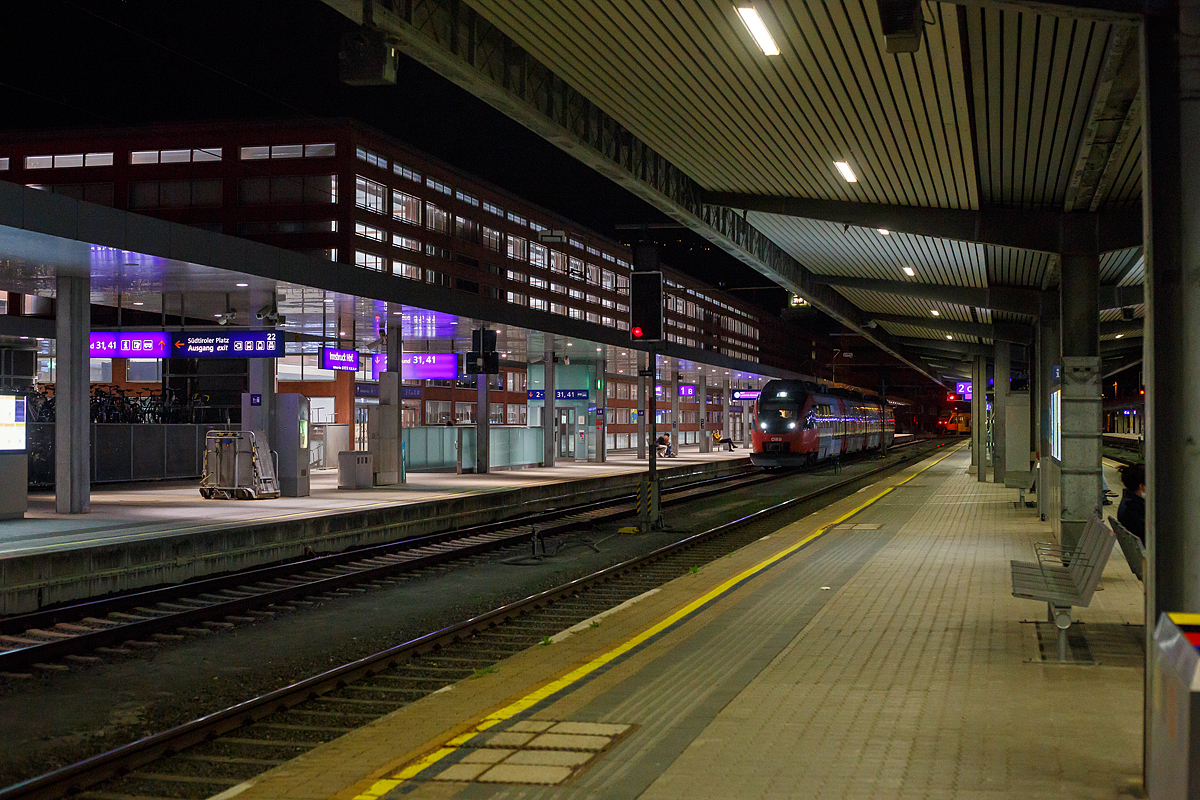 Innsbruck Hbf am Abend des 25.03.2022 um 20:44 Uhr, auf Gleis 1 erreicht ein vierteiliger Elektrotriebwagen vom Typ TALENT (TAlbot-LEicht-NahverkehrsTriebwagen), Baureihe BB 4024 den Bahnhof.