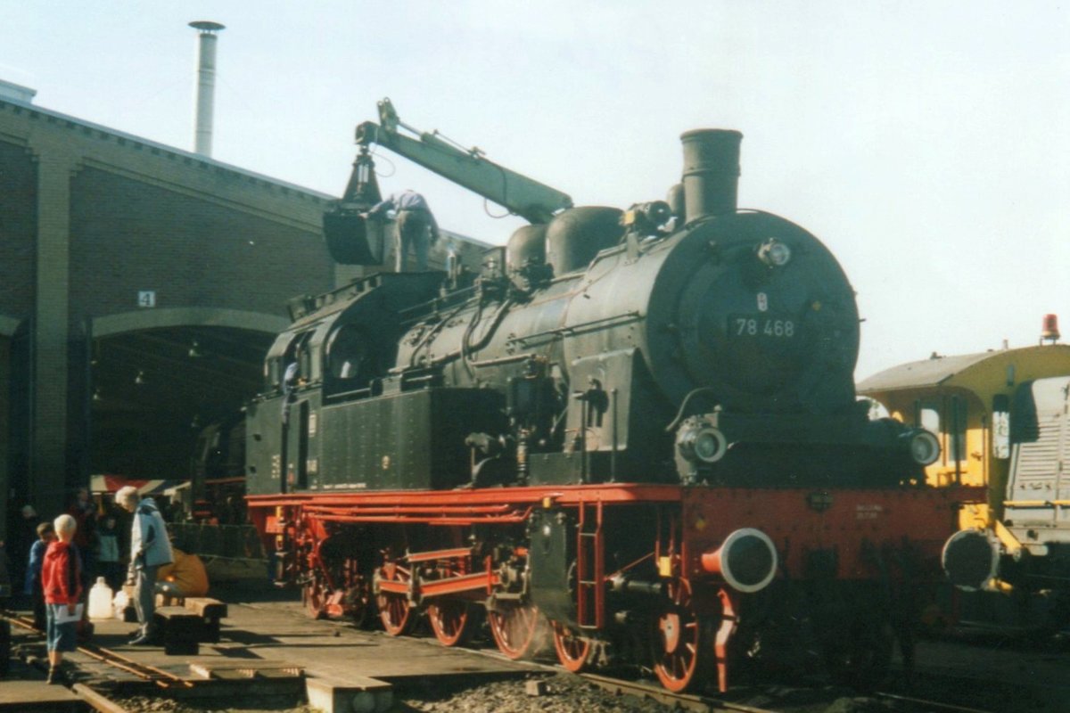 Ins SSN-Bw in Rotterdam steht am 14 Oktober 2001 Gastlok 78 468.