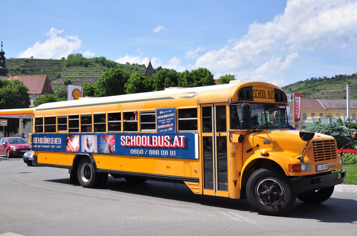 International 380C T444 E,ehemaliger US School Bus im Mai 2015 in Krems gesehen.