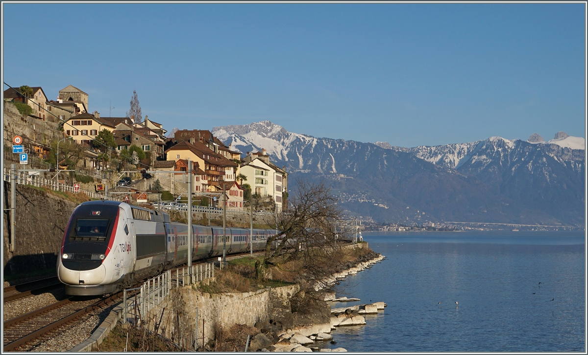 Internationaler Verkehr am Genfersee bei St-Saphorin: Ein TGV Lyria ist als TGV de Neige von Brig nach Paris unterwegs.
26. März 2016