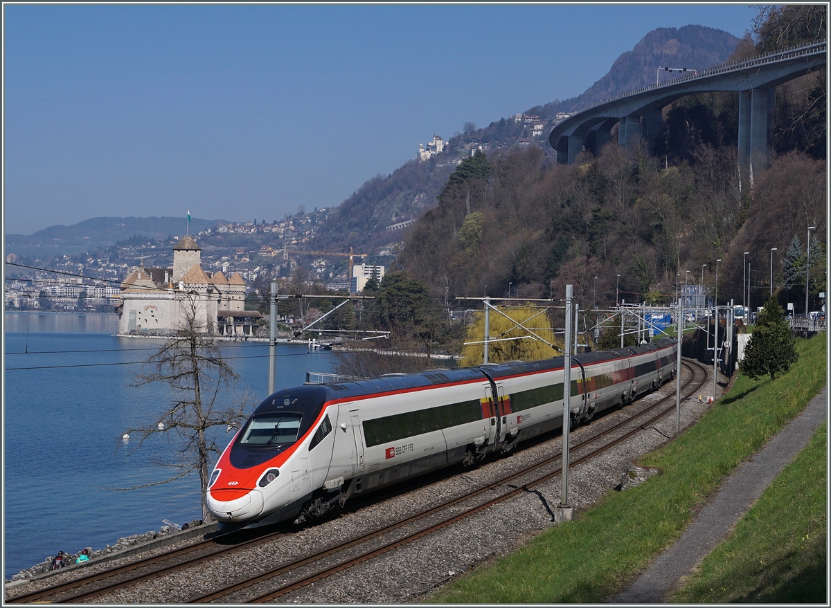 Internationaler Verkehr beim Château de Chillion: Zuerst kam ein SBB RABe 503 als EC 32 von Milano nach Geneve. 
19. März 2016