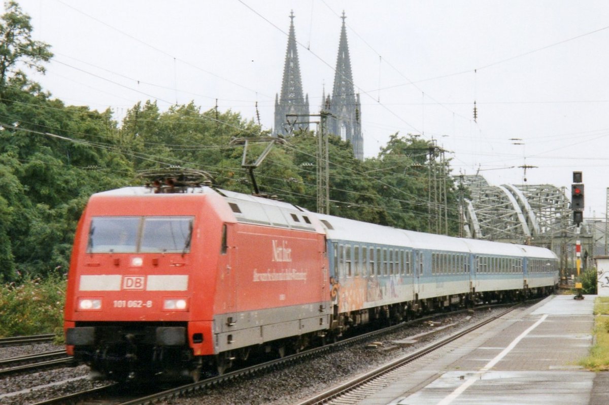 IR nach Norddeich Mole mit 101 062 durchfahrt am 13 Jänner 1999 Köln Deutz. 