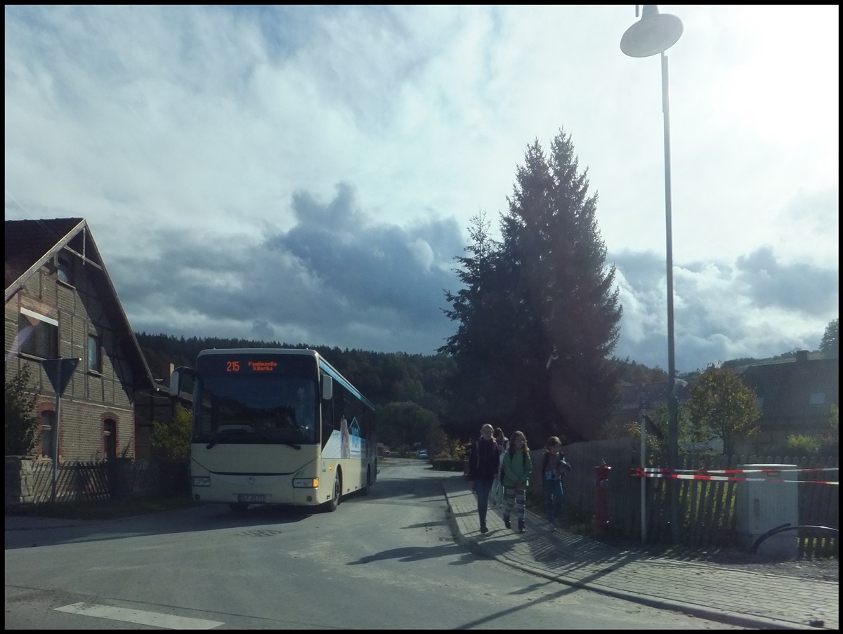 Irisbus Crossway von KomBus in einem Dorf in Thüringen.