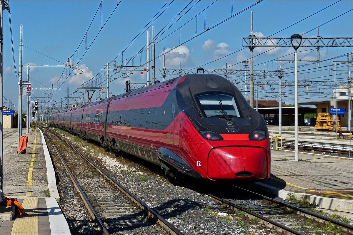  .italo EVO 12 Triebzug 93 83 4675 ..., verlsst am 16.05.2019 in den Bahnhof von Verona.