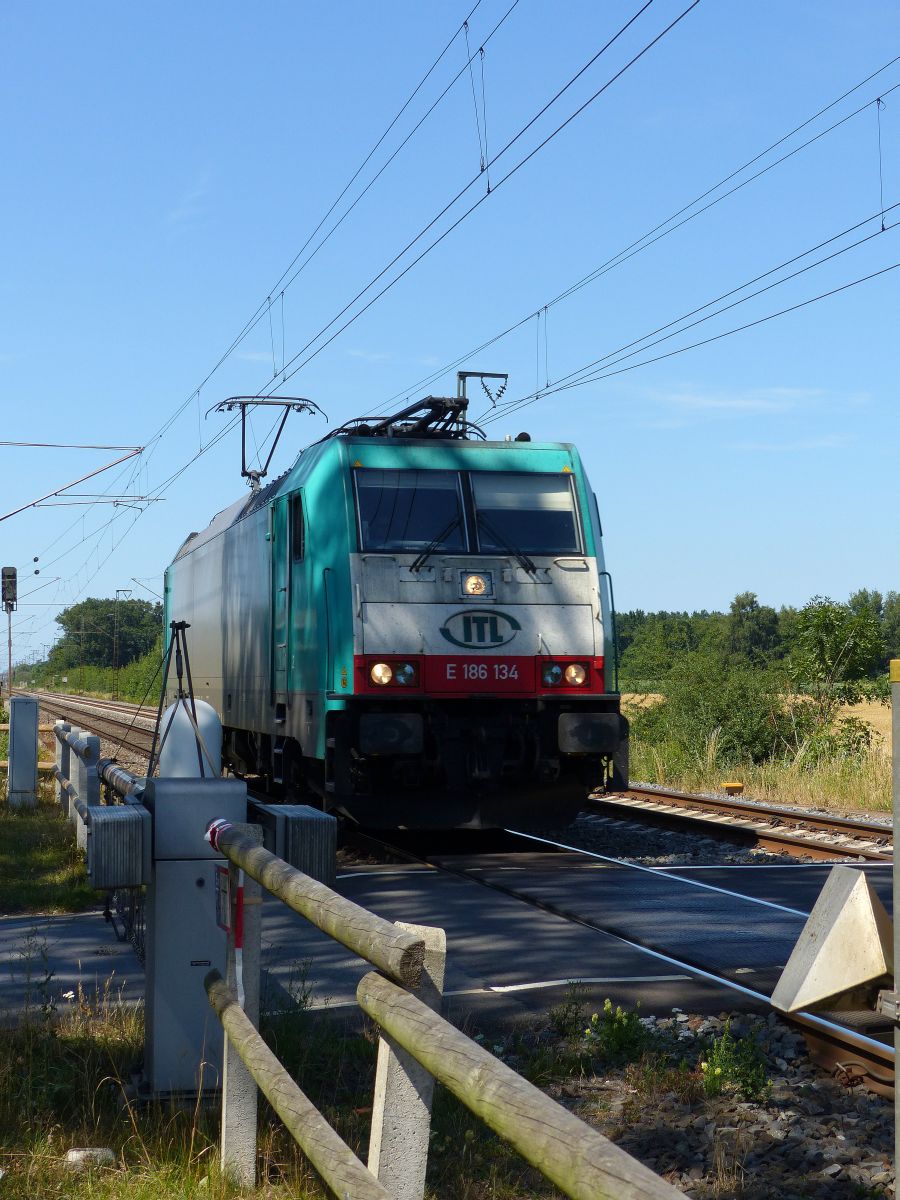 ITL (Import Transport Logistik) Lokomotive 186 134 bei Bahnbergang Devesstrae, Salzbergen 23-07-2019.

ITL (Import Transport Logistik) locomotief 186 134 bij de overweg Devesstrae, Salzbergen 23-07-2019.