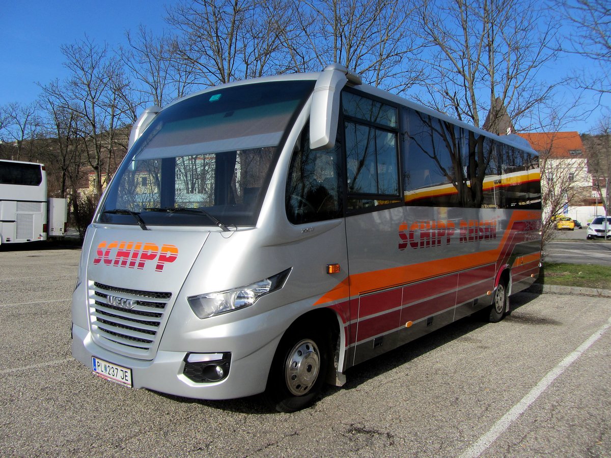 Iveco 70C17 Kleinbus von Schipp Reisen aus Niedersterreich in Krems gesehen.
