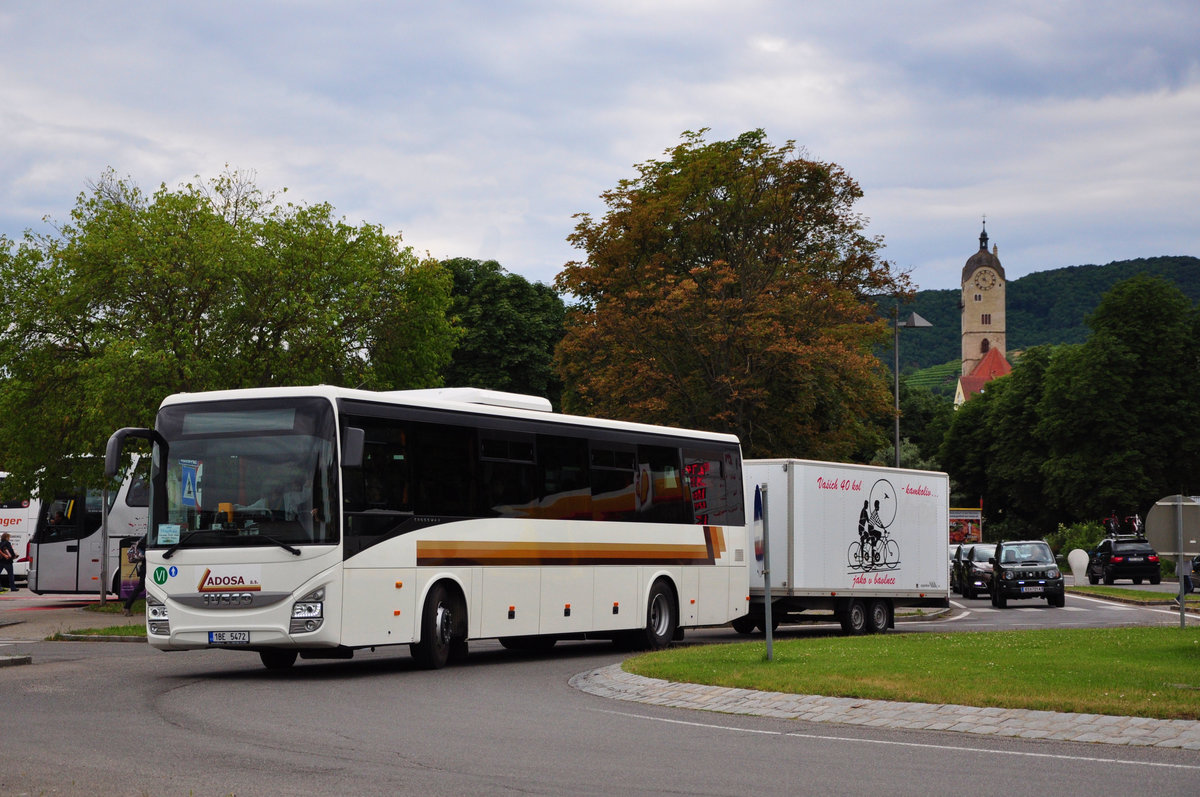 Iveco Crossway mit Radanhänger von Ladosa Reisen aus der CZ in Krems gesehen.