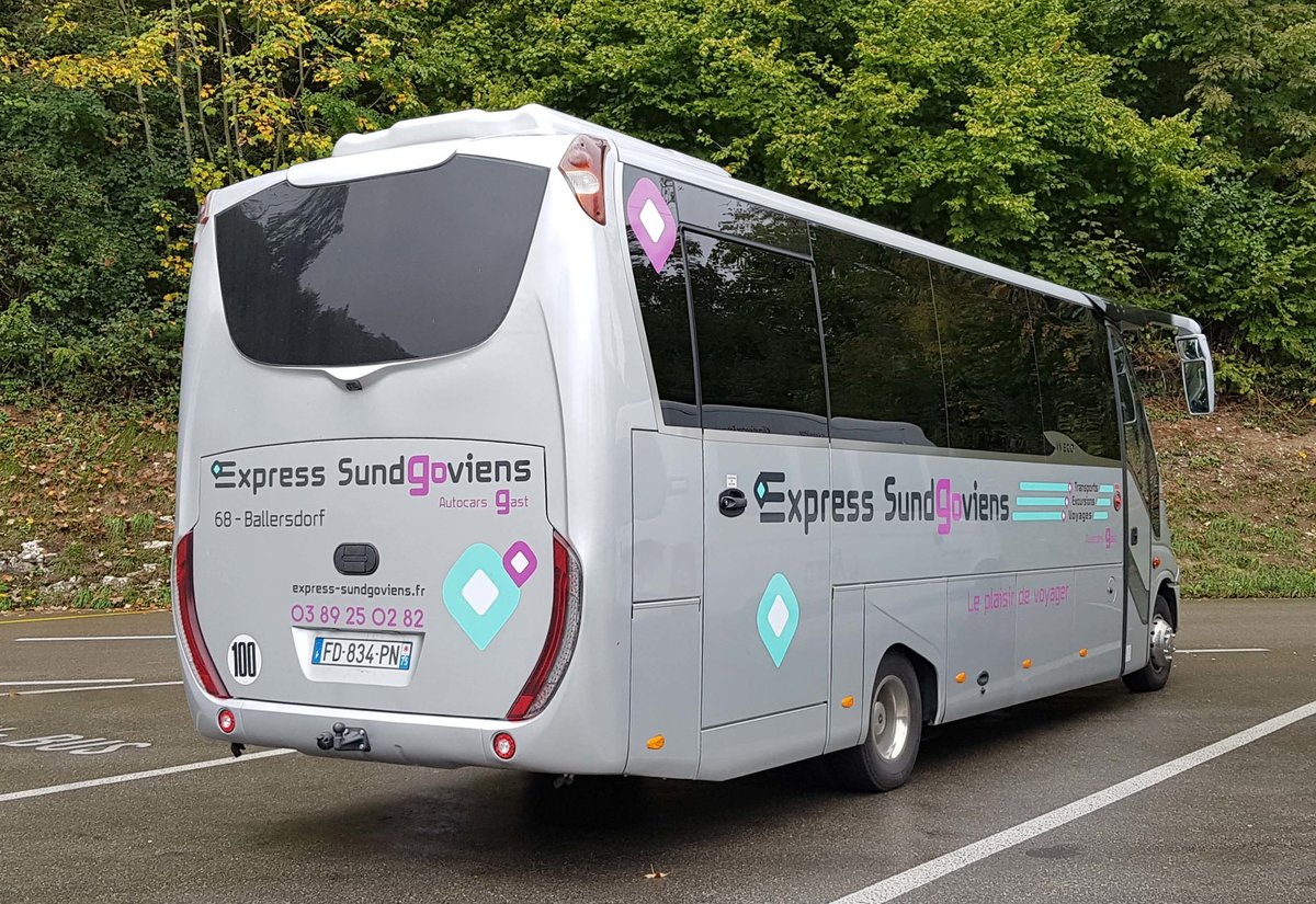 Iveco von Express SundGoviens aus Frankreich steht im Oktober 2019 am Rheinfall