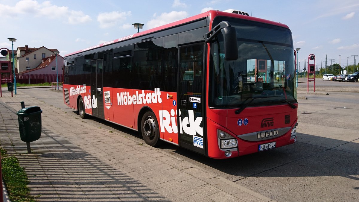 ....Iveco Grossway am Busbahnhof von Neubrandenburg mit Werbung fr Mbelstadt Rck jetzt XXXLutz  Juni 2017