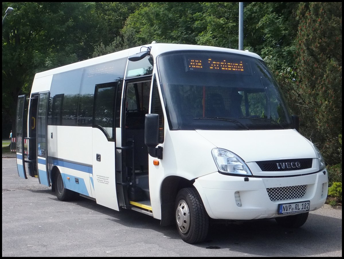 Iveco Kleinbus der Kraftverkehrsgesellschaft mbH Ribnitz-Damgarten in Stralsund.