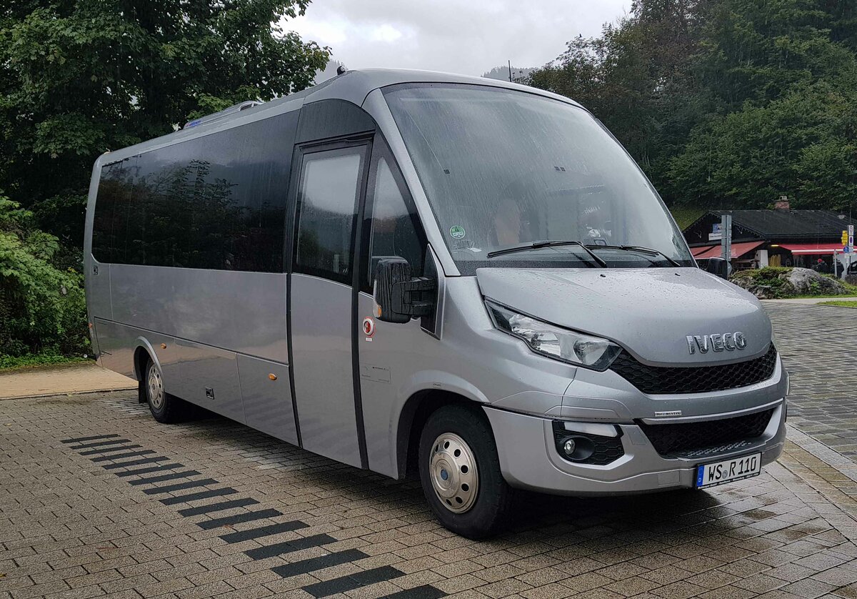 Iveco-Kleinbus steht im September 2022 auf dem Parkplatz am Knigssee