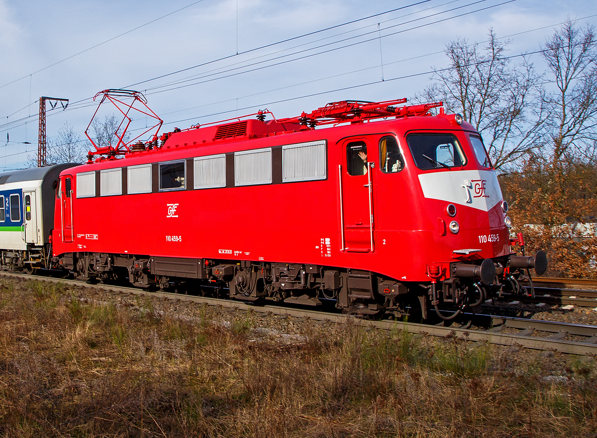 Ja, auch nochmal einen lieben Gruß zurück an den freundlich grüßenden Lokführer....Wobei ich doch sehr von der Fahrt überrascht wurde, da das folgende Vorsignal noch nicht „grün“ war, so war mein Fotopunkt ungeschickt.

In orientrot  mit Latz  die Bügelfalten E 10 GfF 110 459-5 (91 80 6110 459-5 D-GfF) der Gesellschaft für Fahrzeugtechnik mbH (GfE - Gesellschaft für Eisenbahnbetrieb mbH), fährt am 12.02.2022 mit einem leeren n-Wagen-Zug (2. Klasse Nahverkehrswagen) der TRI Train Rental GmbH, durch Rudersdorf (Kr. Siegen) in Richtung Gießen/Frankfurt a.M..

Die Lok wurde 1967 von Krauss-Maffei in München-Allach unter der Fabriknummer 19234 gebaut, die Elektrik ist von SSW (Siemens-Schuckert-Werke, Berlin). Sie wurde als E 10 459 an die Deutsche Bundesbahn geliefert. Mit der Einführung des EDV-Nummernsystems wurde sie zum 01.01.1968 zur DB 110 459-5, im Dezember 2005 ging sie an die DB AutoZug GmbH und wurde so nun zur DB 115 459-0 als solche wurde sie im September 2020 an die GfF  verkauft und auch erst als 91 80 6115 459-0 D-GfF geführt, seit der Revision und Neulackierung in orientroter Farbgebung im Oktober 2021 wird die wieder als 110 459-5 geführt.