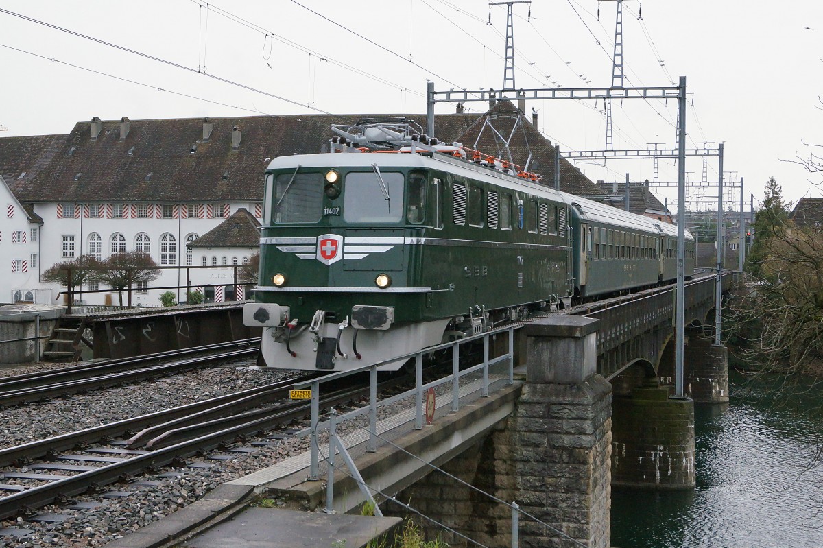 JAHRESRUECKBLICK 2014
von Walter Ruetsch
DEZEMBER
SBB: Fahrt an den Weihnachtsmarkt nach Montreux am 6. Dezember 2014. Von Schaffhausen bis Lyss mit der Ae 6/6 11 407  Aarau . Ab Lyss bis Montreux mit der Pacific 01 102. Die Aufnahme der prächtigen Lok ist auf der Aarebrücke Solothurn entstanden. 