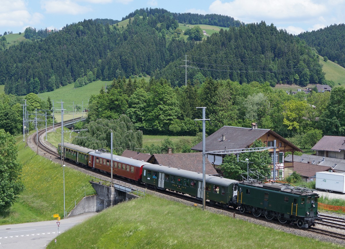 JAHRESRUECKBLICK 2014
von Walter Ruetsch
JUNI
SBB Historic: 150 Jahre Eisenbahn in Konolfingen. Grosses Bahnhoffest in Konolfingen vom 31. Mai und 1. Juni 2014. Extrazug Langnau i.E. - Konolfingen mit der Ae 3/5 10217 und historischen Wagen bei Obermatt am 1. Juni 2014.
