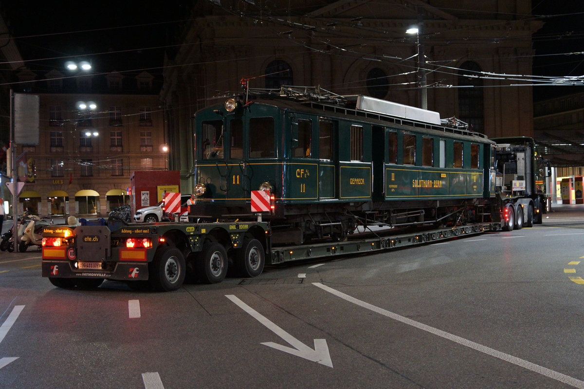 Jahresrckblick 2016
von Walter Ruetsch, Riedholz
August
RBS/SZB: 100 Jahre Bahnverbindung Solothurn-Bern
In der Nacht vom  24. Auf den 25. August 2016 wurde der historische Triebwagen CFe 4/4 11 „Hoschtet Schngg“ auf der Strasse von Btterkinden nach Bern transportiert, wo er  whrend dem Jubilumsfest auf dem Bahnhofplatz  vor der Heiliggeist-Kirche an die Endhaltestelle der Anfangszeiten erinnerte.
