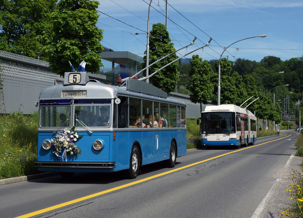 Jahresrückblick 2016
von Walter Ruetsch, Riedholz
Mai
VBL:  75 Jahre Trolleybus in Luzern
Zu diesem Anlass verkehrte  erstmals der frisch aufgearbeitete FBW Trolleybus aus dem Jahre 1950 für Sonderfahrten ab der Haltestelle Verkehrshaus.
Da in der Schweiz der Trolleybusbetrieb im  Eisenbahngesetz enthalten ist,  wurde diese Aufnahme im Zusammenhang mit dem diesjährigen  Jahresrückblick bei den Bahnen eingestellt.
