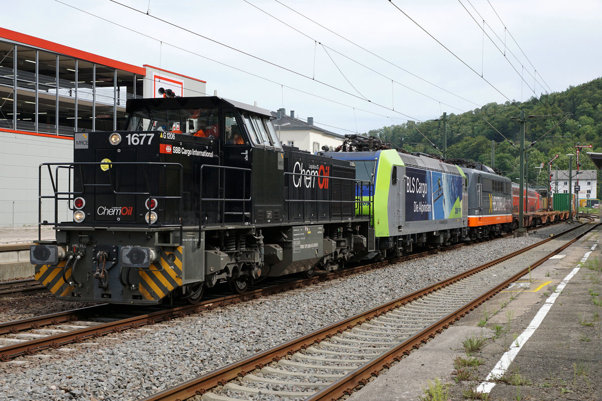 Jahresrückblick 2017 von Walter Ruetsch, Riedholz AUGUST Streckenunterbruch bei Rastatt. Die MRCE-Lokomotive 92 80 1275 009-9 D-DISPO im Dienste von der SBB schleppte am 30. August 2017 im Auftrag von DB Netz einen südwärts fahrenden Güterzug mit BLS- und Hector Rail -Lok durch den Bahnhof Horb. 