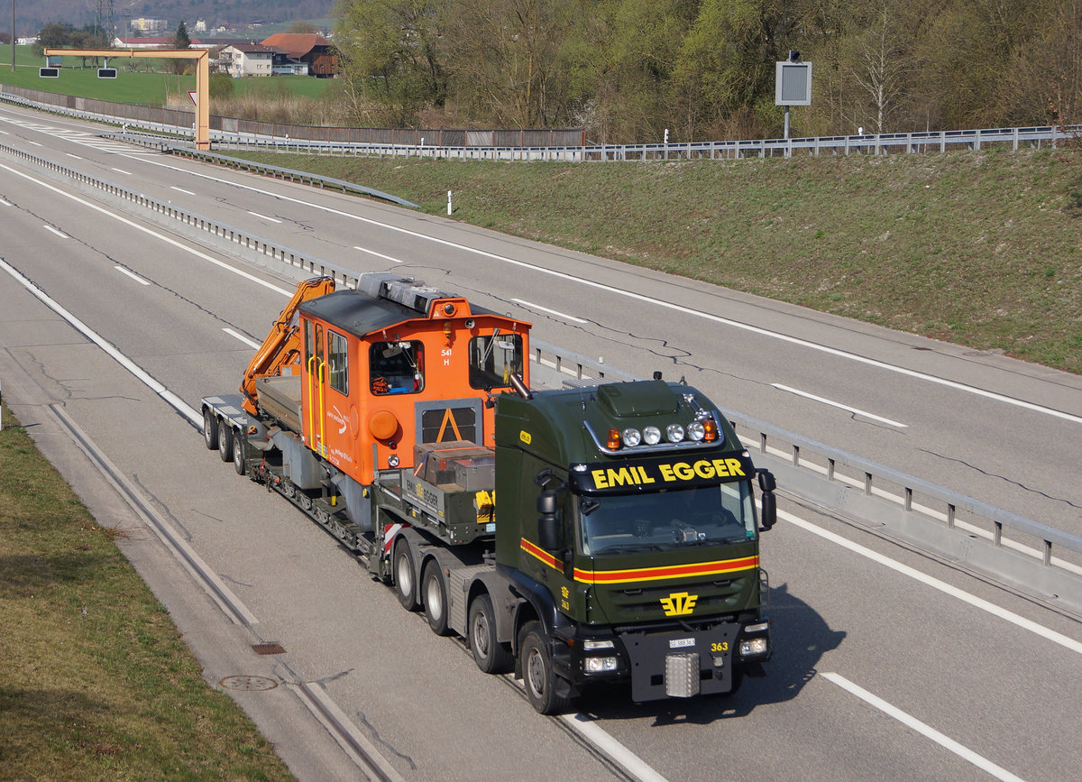 Jahresrückblick 2017
von Walter Ruetsch, Riedholz
MÄRZ
ASm/BTI: Aare Seeland mobil AG.
Am 28. März 2017 wurde der Tm 2/2 541 zwecks Bearbeitung der Radsätze auf der Strasse vom Seeland in den Oberaargau überführt. Für sämtliche Fahrzeuge von der ASm werden diese Arbeiten in dem speziell ausgerüsteten ehemaligen SNB Depot Wiedlisbach ausgeführt. 
