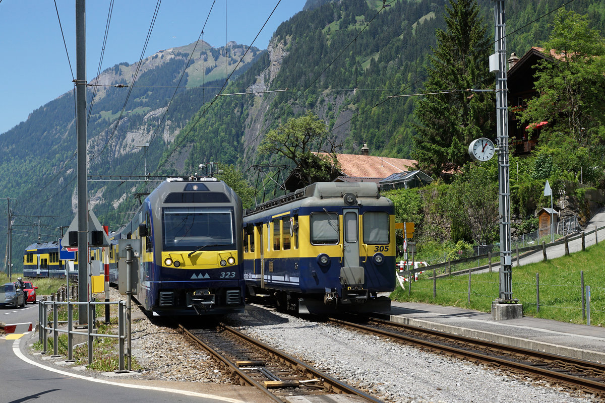 Jahresrückblick 2017
von Walter Ruetsch, Riedholz
MAI
BOB: Berner Oberland-Bahn.
Begegnung zwischen dem neuen ABDeh 8/8 323 und dem 52 Jahre älteren ABeh 4/4 305 in Burglauenen am 27. Mai 2017.
