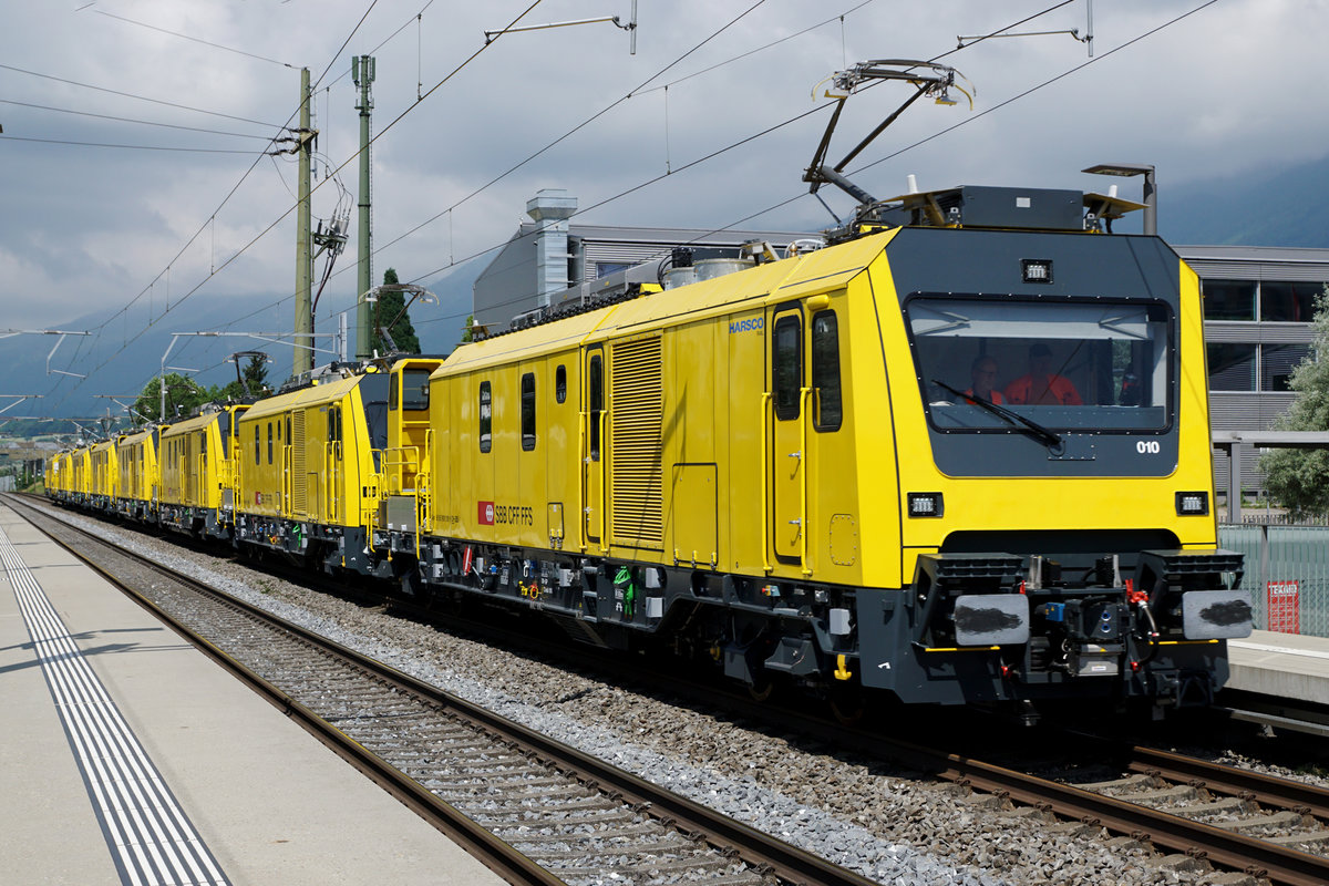 JAHRESRCKBLICK 2018
von Walter Ruetsch
Serie Nr. 2
Xem 181010 mit sieben weiteren Fahrzeugen des gleichen Typs als Testzug beim Passieren des neuen Bahnhofs Bellach am 14. Juni 2018.
