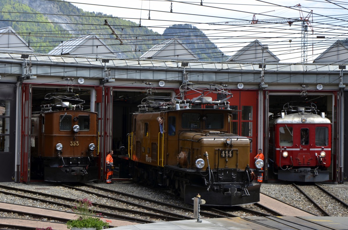 Jubiläum 125 Jahre RhB am 10.05.2014. Lokparade Rotonde in Landquart. Hier Ausfahrt der Ge 6/6 I 414. Die RhB hatte 15 dieser als Krokodil bekannten Lokomotiven in der Zeit von 1921-1929 beschafft. Hg.: 55 km/h, LüP: 13,3m, 2 Fahrmotoren mit einer Leistung von 940kW/1170PS. Lieferfirmen:BBC/MFO/SLM