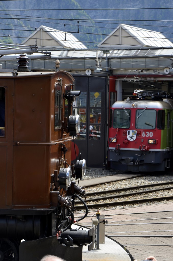 Jubiläum 125 Jahre RhB am 10.05.2014 im Depot Landquart.  Zwei-Fronten  Links die Stirnlampen an der alten Ge 4/6, die sich auf der Drehscheibe befindet, rechts die Stirnfront der modernen Ge 4/4 II 630, die auf ihren Auftritt wartet.