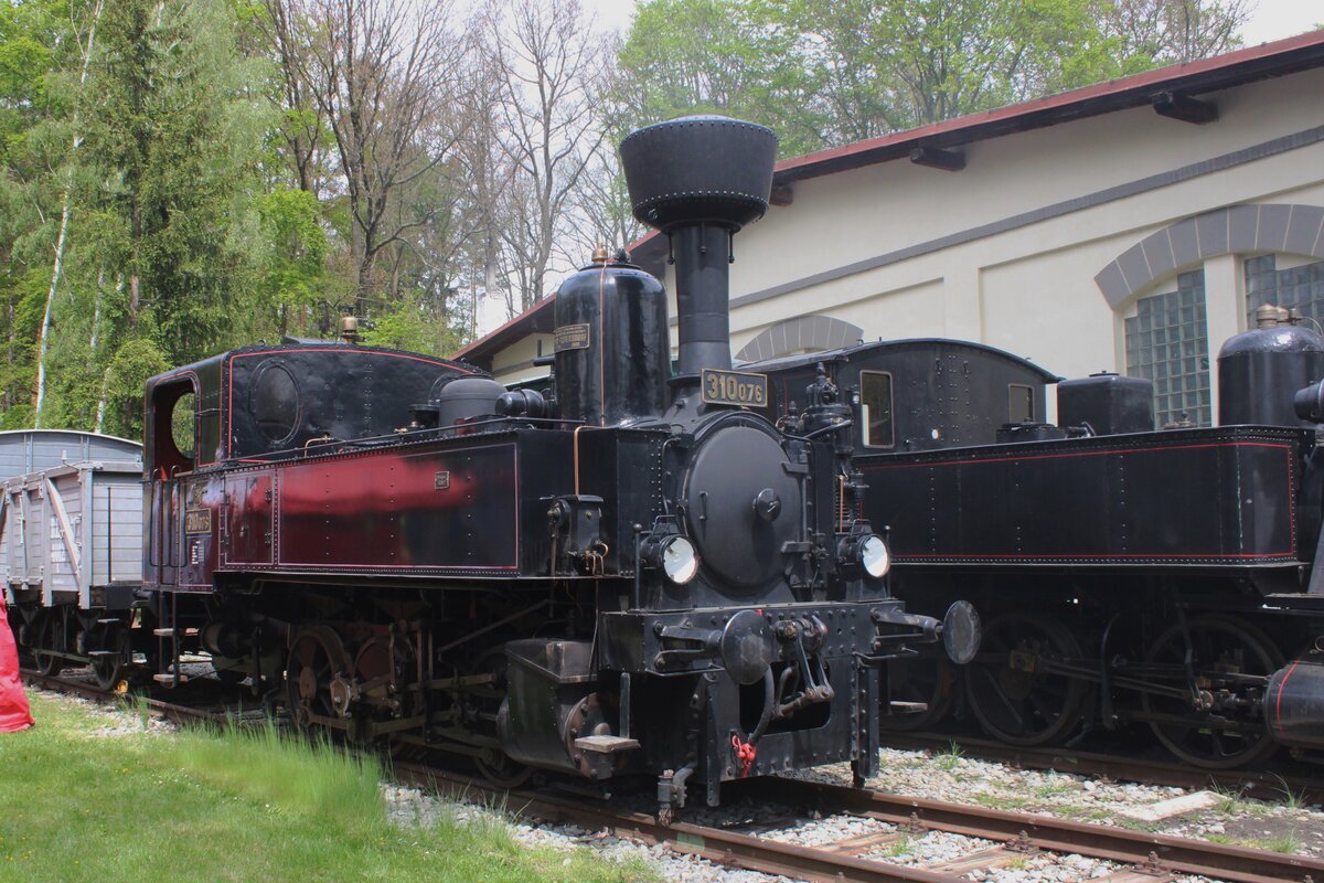 Kaffeemolen 310 076 steht am 11 Mai 2024 ins Eisenbahnmuseum von Luzna u Rakovnika.