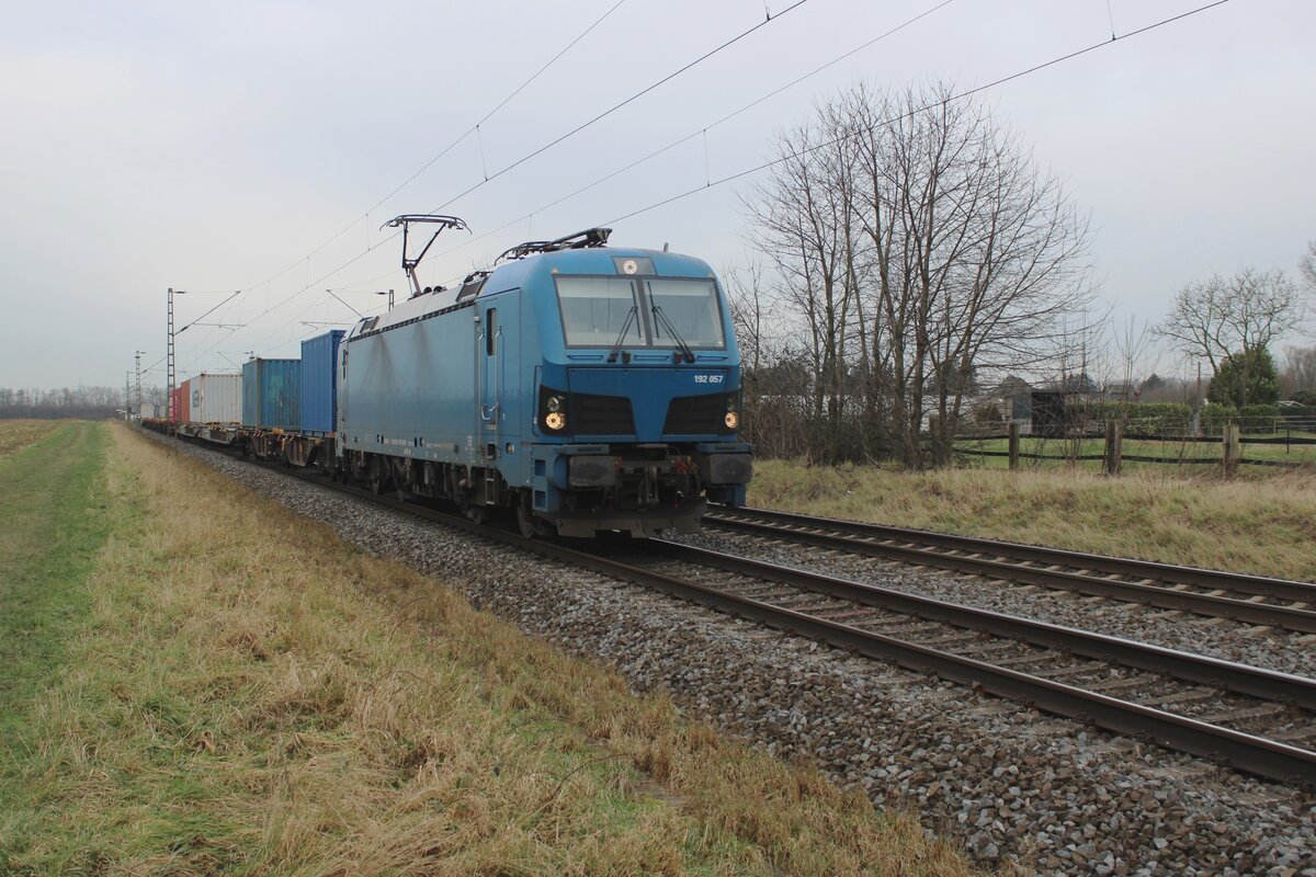 Kahl blau und stahblau passiert RheinCargo 192 057 der Fotograf bei Karst am 21 Jänner 2025.