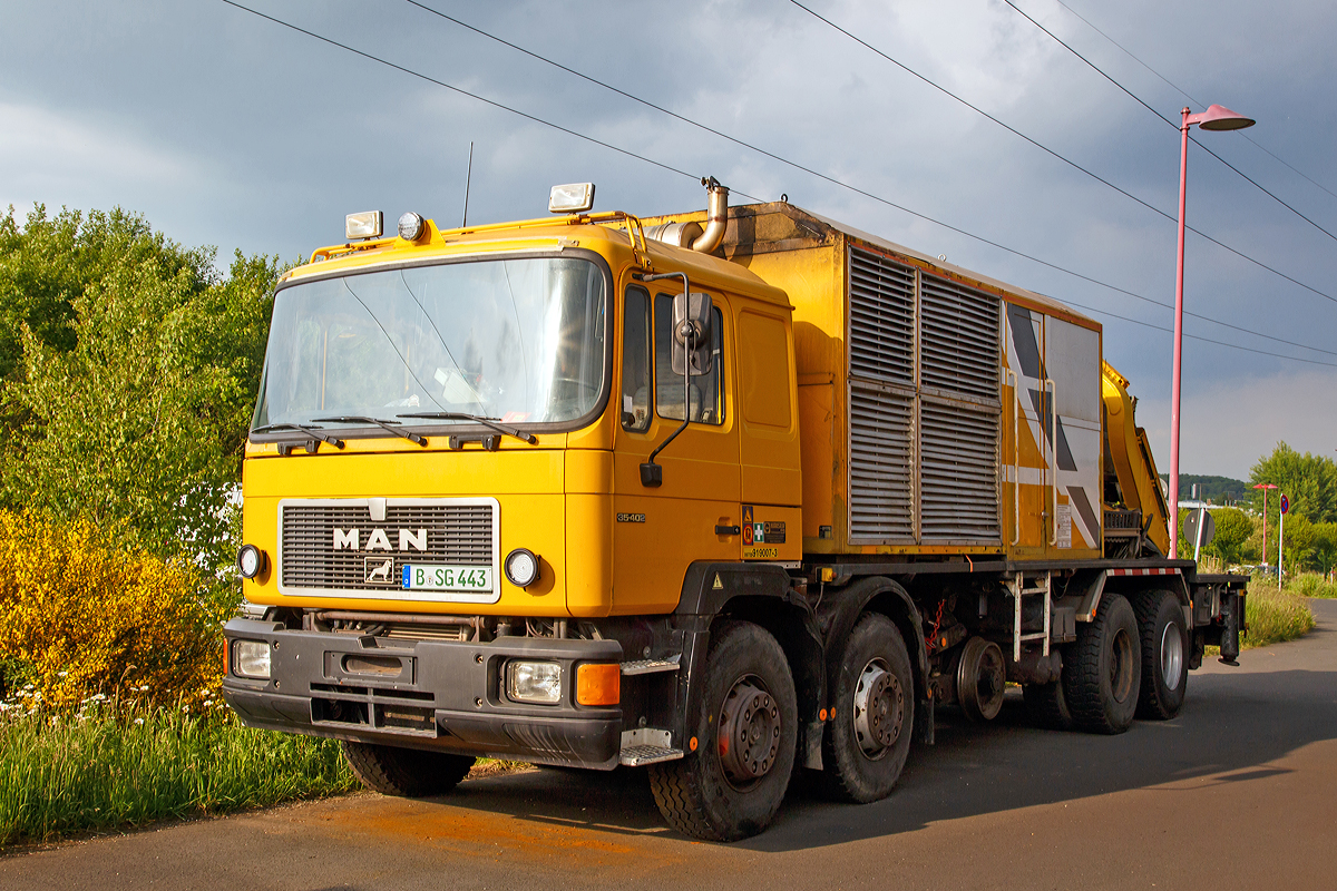 
Kaiser Zweiwege MAN TGA 35.480 8x4 mit Schlatter Abbrennstumpfschweissanlage (Schweres Nebenfahrzeug Nr. 97 59 95 502 60-9; UIC-Nummer 99 70 9919 007-3) der SWT SERSA Welding Team GmbH (Berlin), abgestellt am 24.05.2015 beim ICE-Bahnhof Montabaur.

Der Aufbau und die Schieneneinrichtung sind von der Fa. KAISER AG, Schaanwald (Lichtenstein), die Abbrennstumpfschweissanlage ist von Schlatter Industries AG aus Schlieren (Schweiz).

Auf dem Fahrzeug befindet sich eine Abrennstumpfschweianlage, das eigentliche Schweigert wird mittels einer Hebevorrichtung von dem Fahrzeug an die Schiene gehoben. Zur Herstellung lckenloser Gleise wird weltweit zunehmend das Schienenabbrennstumpfschweien eingesetzt. Die wesentlichen Vorteile dieses Verfahren sind:
Gleichbleibende und reproduzierbare hohe Qualitt der Schweiungen;
seitliche und vertikale Ausrichtqualitt, insbesondere fr Hochgeschwindigkeitsstrecken;
uerst einfache Bedienung;
und enorme Zeitersparnis gegenber herkmmlichen Schweiverfahren.

Fahrzeugdaten Schiene (gem. Anschriftentafel):
Schweres Nebenfahrzeug Nr. 97 59 95 502 60-9
Art: Zweiwegefahrzeug M 8.4/4.2 mit Schweigerteaufbau
Eigengewicht: 33,5t
Bremse: Hydrostatisch m.Z.
Hchstgeschwindigkeit : 20 km/h
Max. Anhngelast: 25 t
Zur Mitfahrt zugel. Personen: 4
Achsanzahl: 4
Schienenfahrantrieb: Hydraulisch