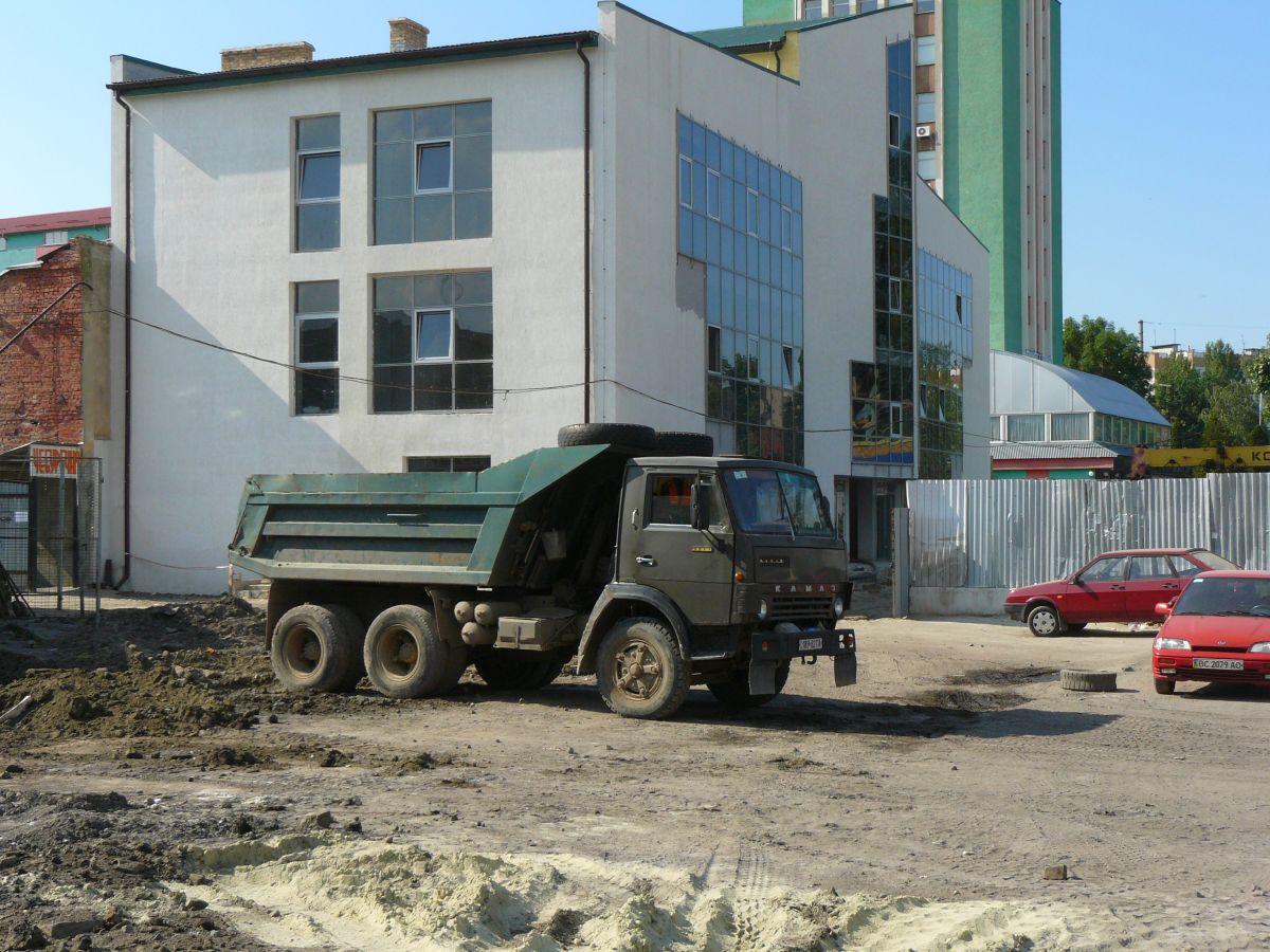 Kamaz 55111 Kipwagen Busbahnhof 2, Lviv, Ukraine 17-06-2013.

Kamaz 55111 kiepwagen Busstation nr 2, Lviv, Oekrane 17-06-2013.