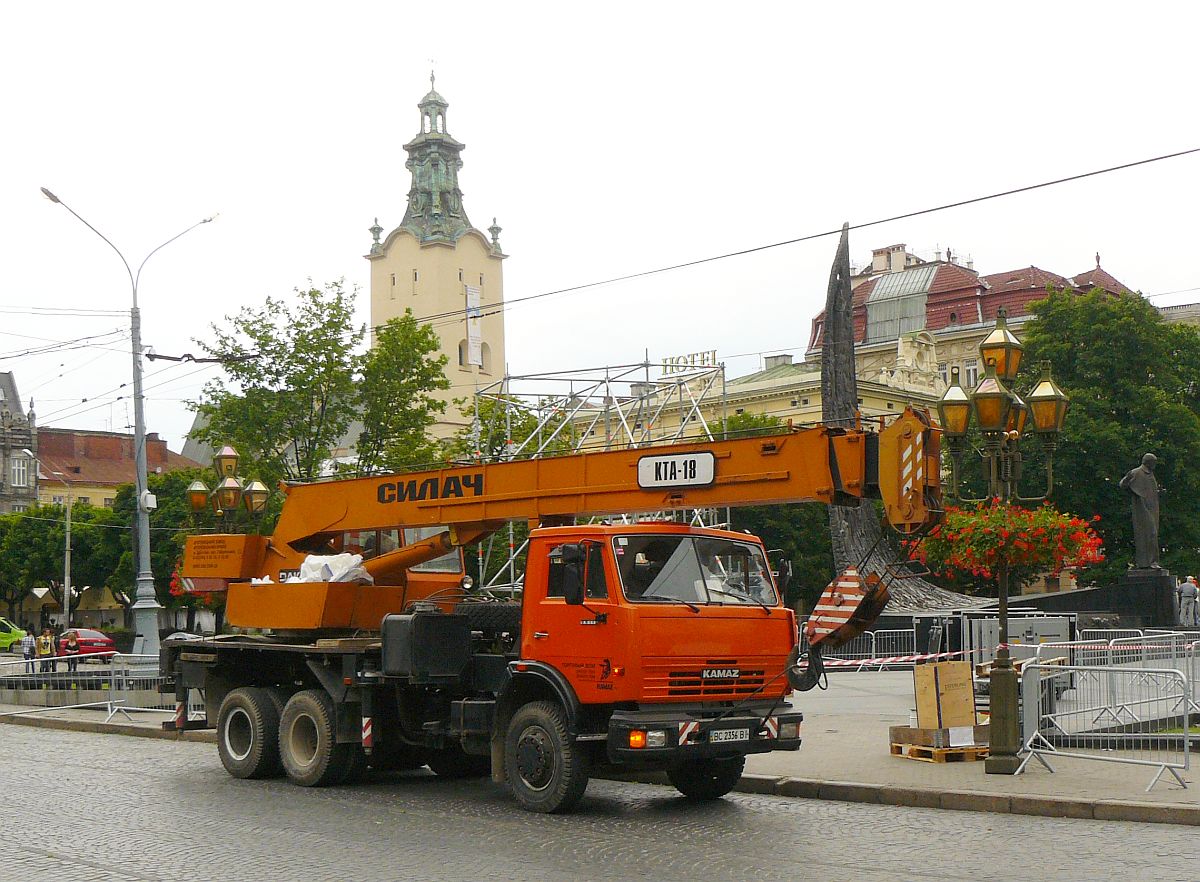 Kamaz Kranwagen Prospekt Svobody, Lviv, Ukraine 01-06-2012.

Kamaz kraanwagen Prospekt Svobody, Lviv, Oekrane 01-06-2012.