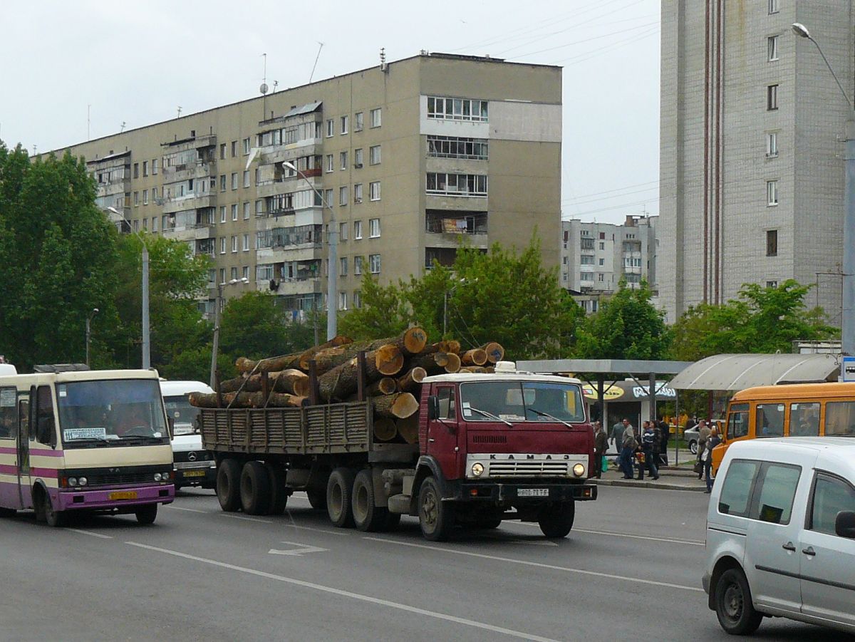 Kamaz LKW mit Holz beladen. Bohdana Khmel'nyts'koho strasse Lviv, Ukraine 08-05-2014.

Kamaz vrachtwagen beladen met hout. Bohdana Khmel'nyts'koho straat Lviv, Oekrane 08-05-2014.