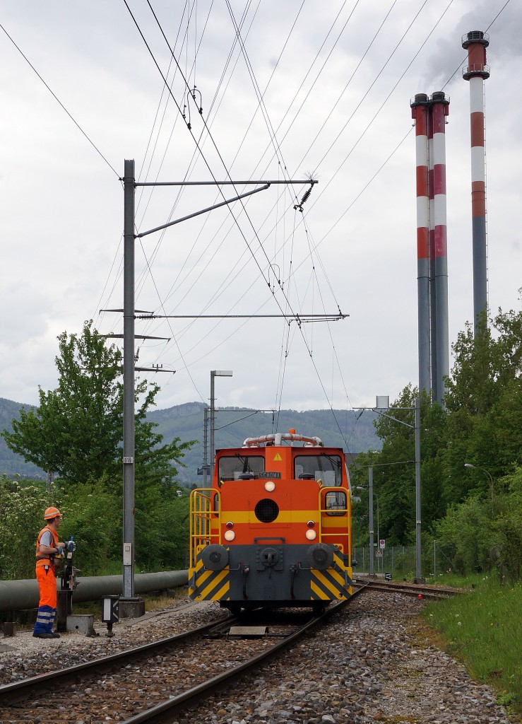 KEBAG AG/SBB: Mit der betriebseigenen ferngesteuerten Schöma-Rangierlok wurden am 5. Mai 2015 die Kehrichtwagen für den Umlad der Container auf die Lastwagen bereitgestellt.
Foto: Walter Ruetsch 