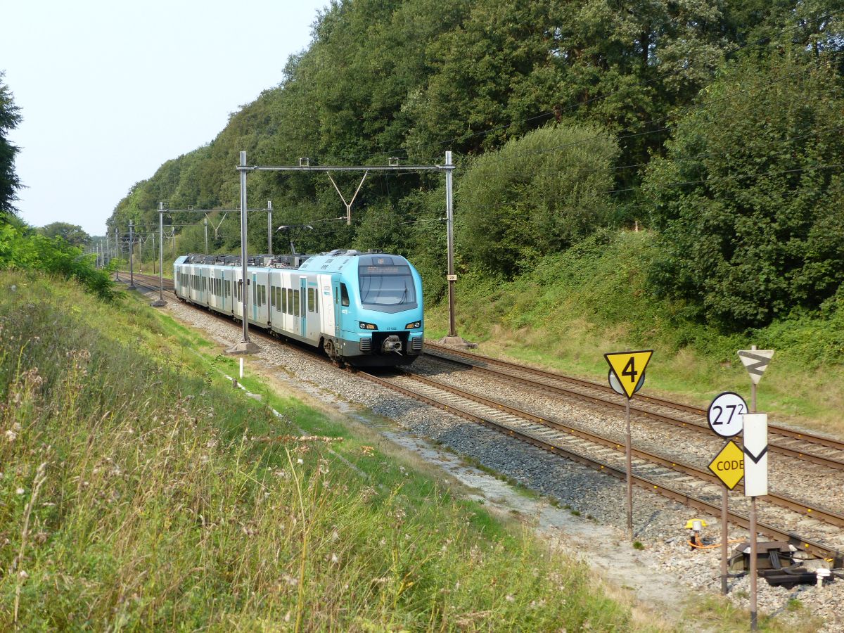 Keolis Eurobahn Stadler FLIRT 3 Triebzug ET 4.02 Stadsweg, De Lutte bei Oldenzaal 11-09-2020.

Keolis Eurobahn Stadler FLIRT 3 treinstel ET 4.02 Stadsweg, De Lutte bij Oldenzaal 11-09-2020.