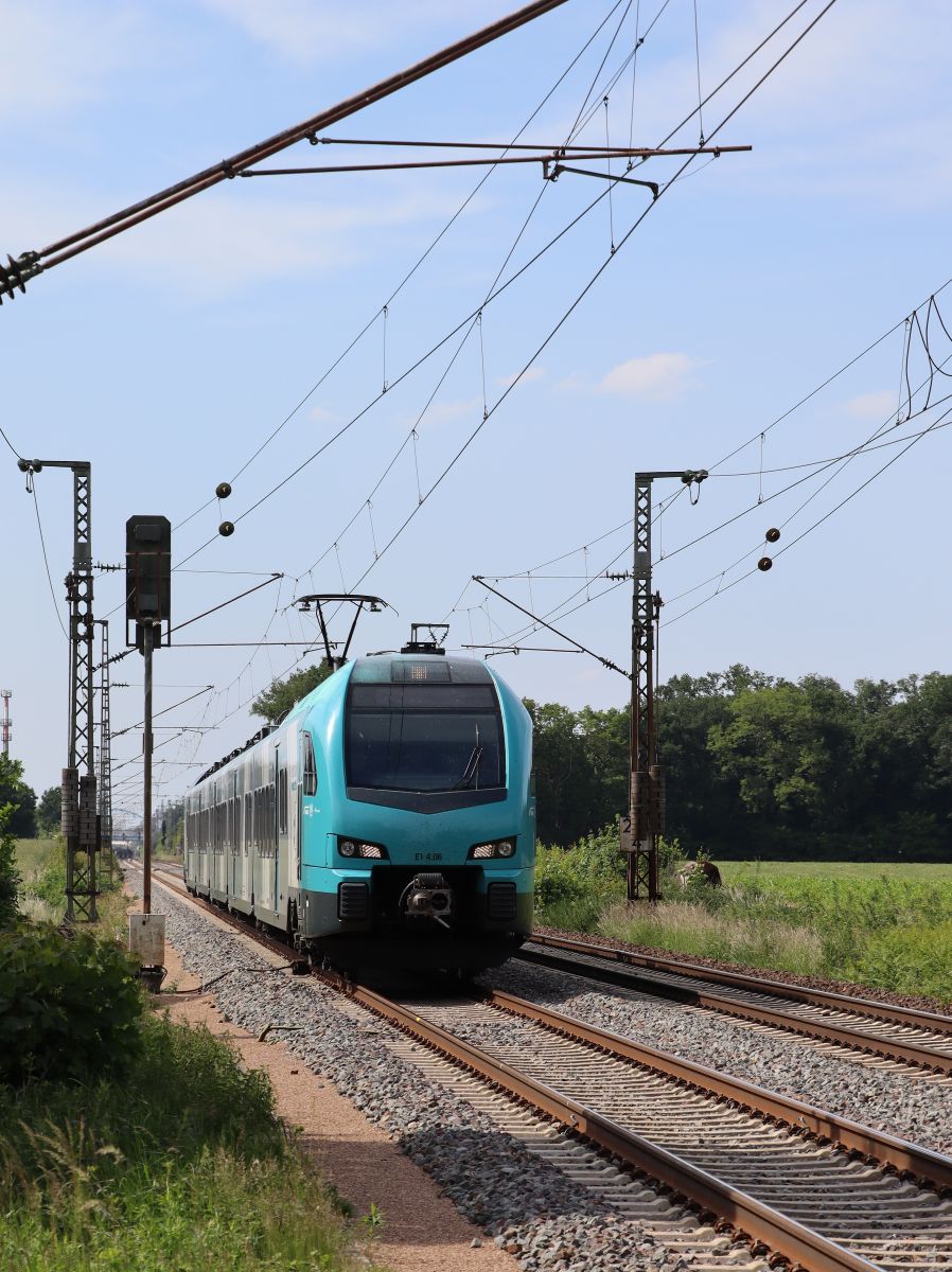 Keolis Eurobahn Stadler FLIRT 3 Triebzug ET 4.06 bei Bahnbergang Devesstrae Salzbergen 03-06-2022.

Keolis Eurobahn Stadler FLIRT 3 treinstel ET 4.06 bij de overweg Devesstrae Salzbergen 03-06-2022.