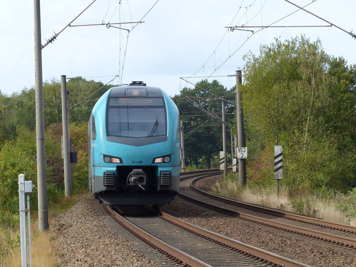 Keolis Eurobahn Triebzug ET 4 08 bei Bahnbergang Fuchsweg, Laggenbeck, Ibbenbren 28-09-2018.

Keolis Eurobahn treinstel ET 4 08 bij overweg Fuchsweg, Laggenbeck, Ibbenbren 28-09-2018.