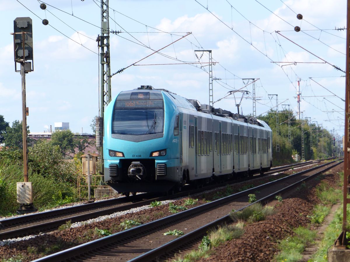 Keolis Eurobahn Triebzug ET 4.04 bei Bahnbergang Dieselstrasse, Salzbergen 13-09-2018.

Keolis Eurobahn treinstel ET 4.04 bij de overweg Dieselstrasse, Salzbergen 13-09-2018.