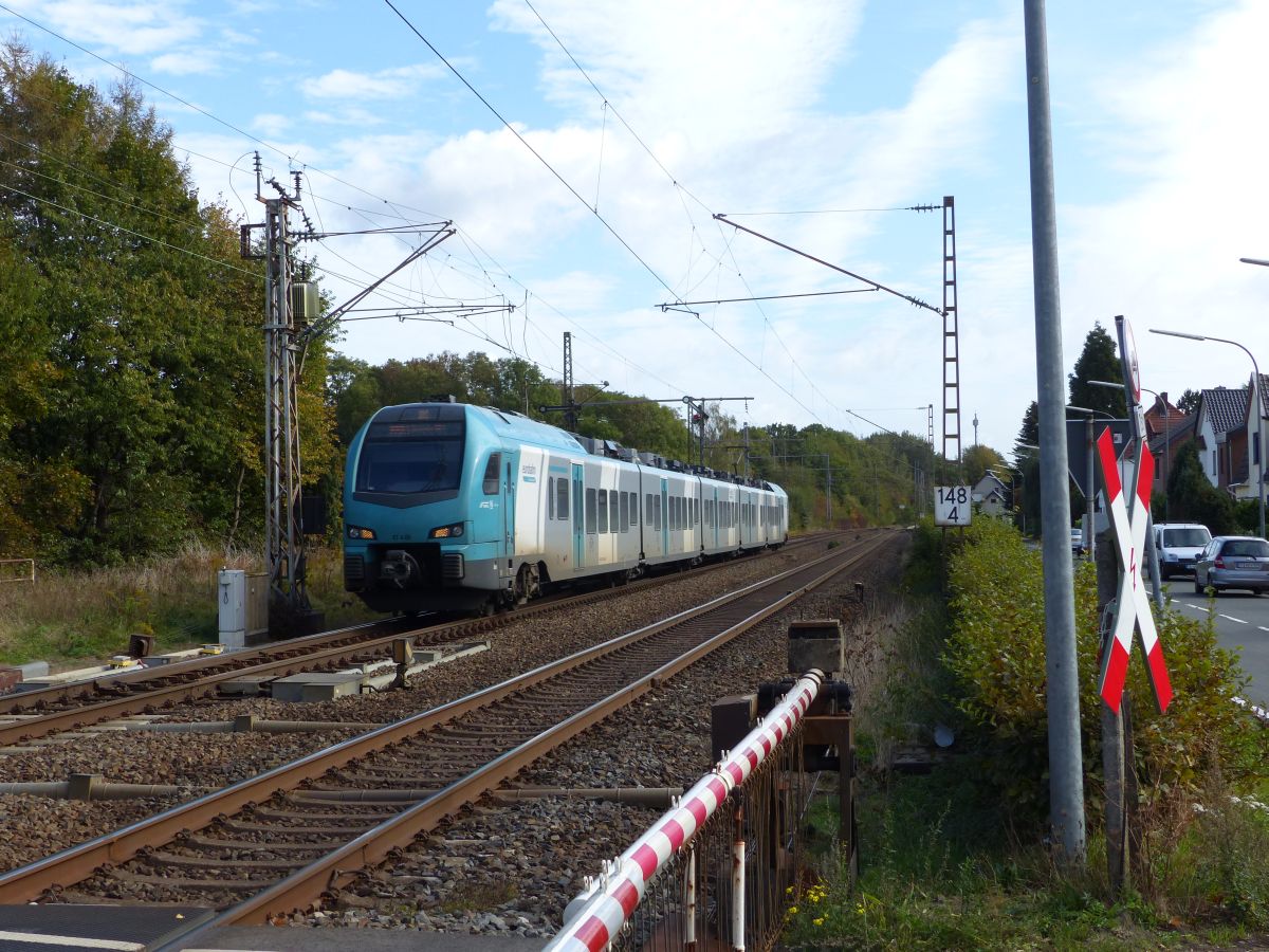 Keolis Eurobahn Triebzug ET 4.05 Bahnbergang Tecklenburger Strae, Velpe, Westerkappeln, 28-09-2018.

Keolis Eurobahn treinstel ET 4.05 bij overweg Tecklenburger Strae, Velpe, Westerkappeln, 28-09-2018.