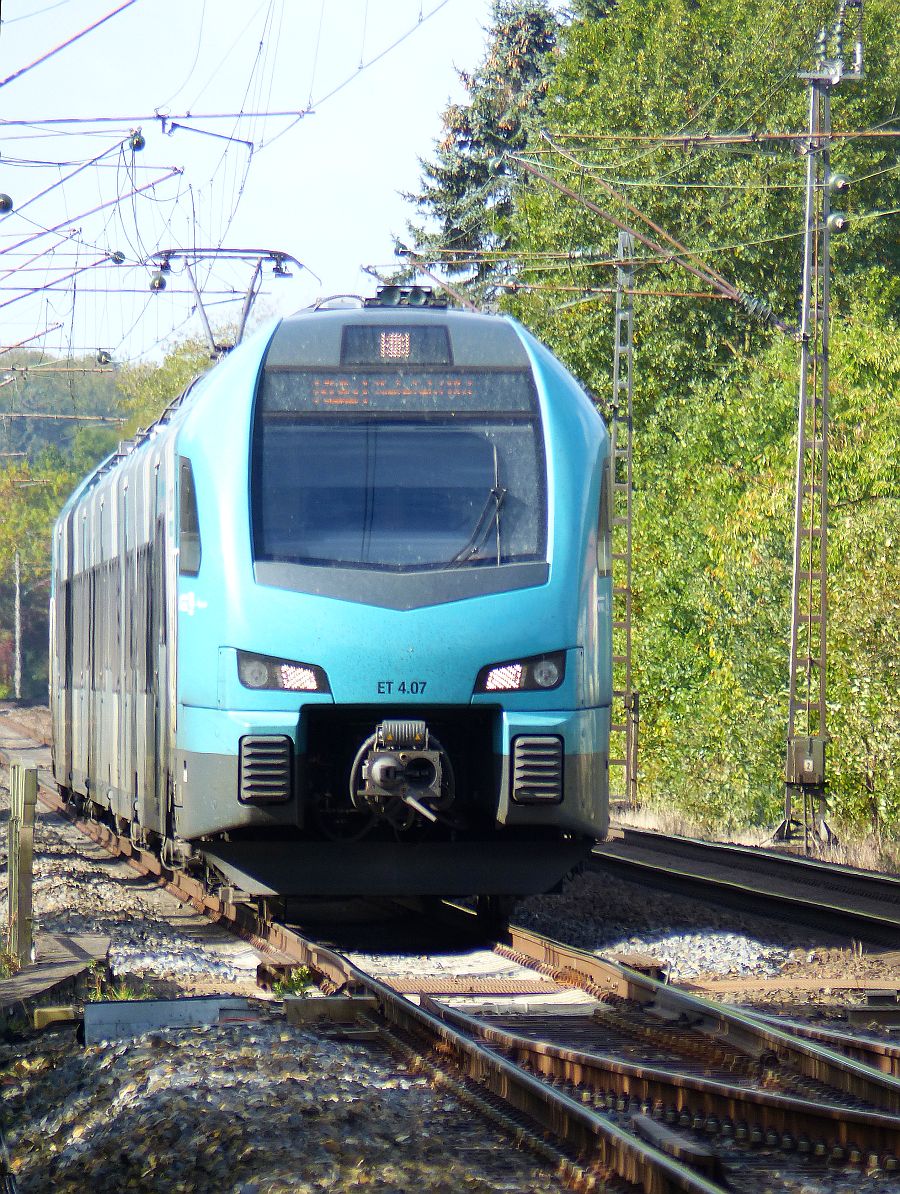 Keolis Eurobahn Triebzug ET 4.07 bei Bahnbergang Tecklenburger Strae, Velpe 28-09-2018.

Keolis Eurobahn treinstel ET 4.07 bij de overweg Tecklenburger Strae, Velpe 28-09-2018.