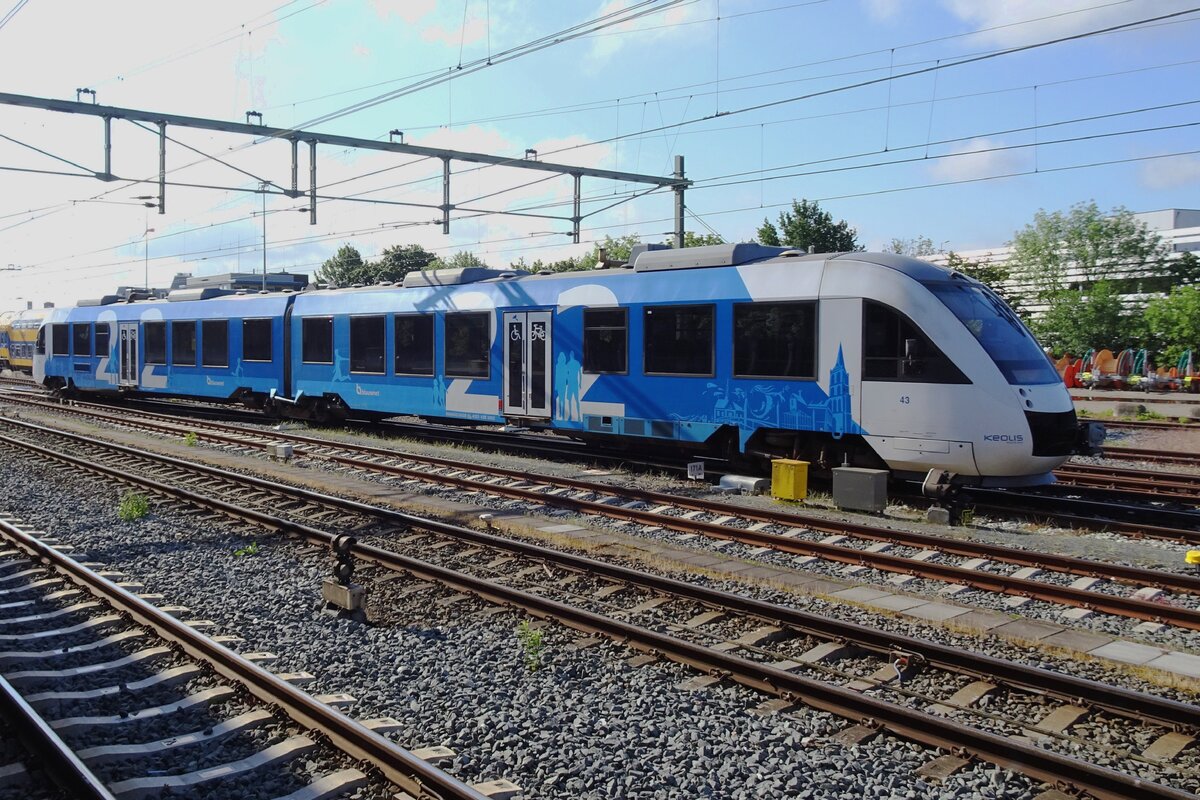 Keolis/Syntus 43 steht am 9 Juni 2022 abgestellt in Hengelo.