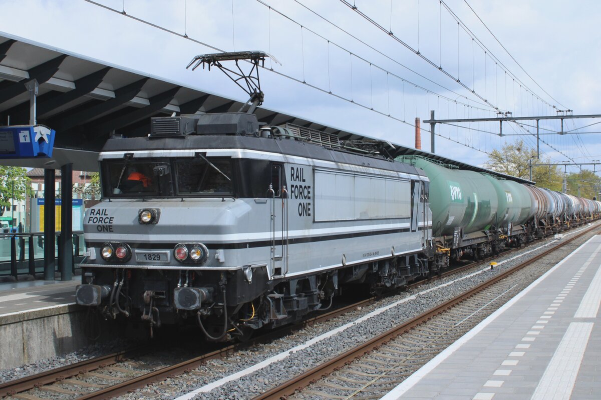 Kesselwagenzug mit RFO 1829 durchfahrt am 21 April 2024 Apeldoorn.