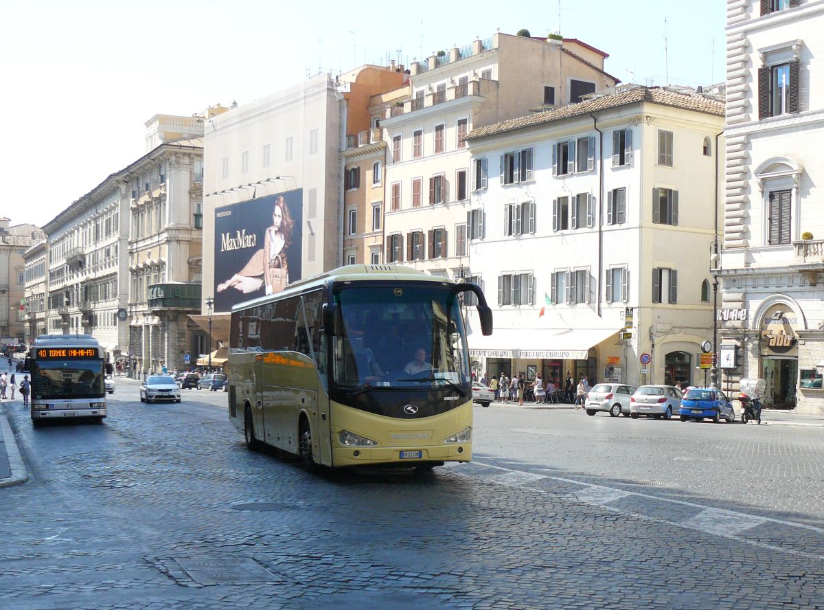 King Long XMQ6127 Reisebus. Via Cesare Battisti, Rom 30-08-2014.