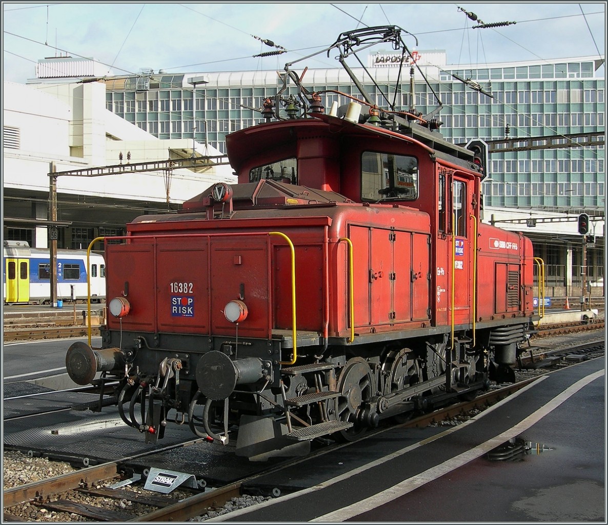 Klein ganz gross: Bildfüllend zeigt sich hier die SBB Ee 3/3 N° 16382.
Lausanne, den 12. Nov. 2006 