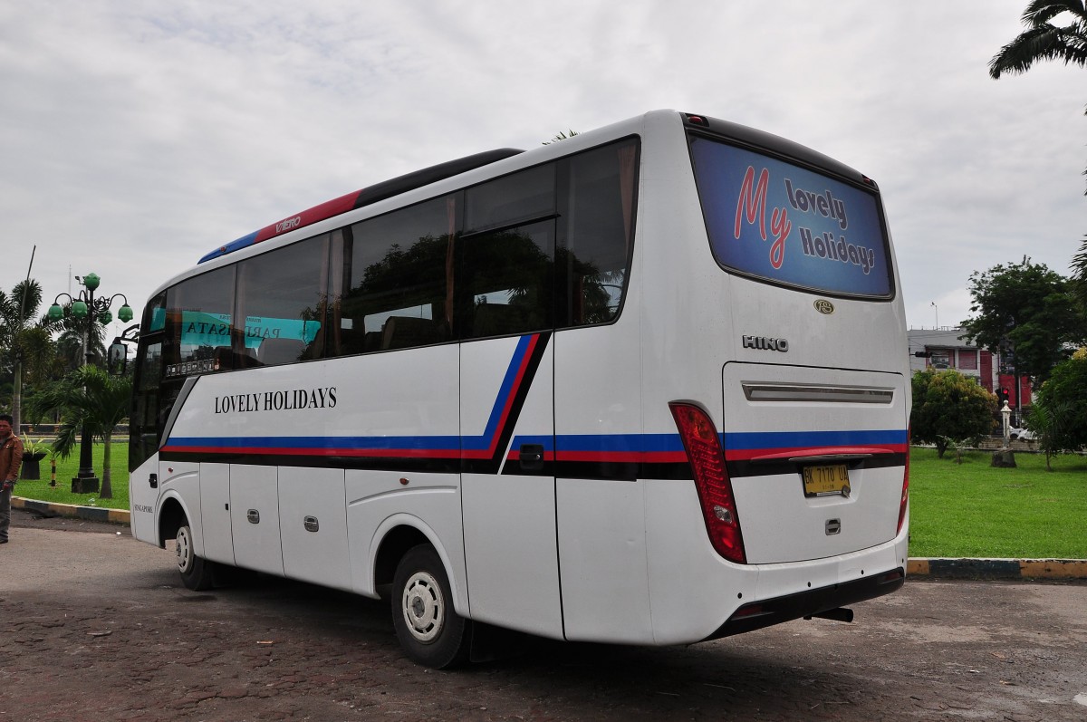 Kleinbus HINO RS im Juni 2014 in Medan/Nordsumatra gesehen.