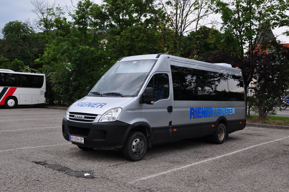 Kleinbus IVECO 50C18 von Riener Reisen aus sterreich in Krems gesehen.