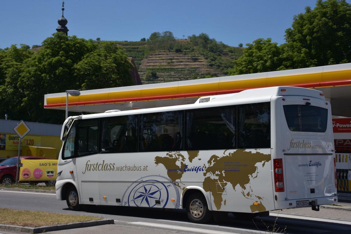 Kleinbus IVECO von Zwlfer Reisen aus N 06/2017 in Krems.