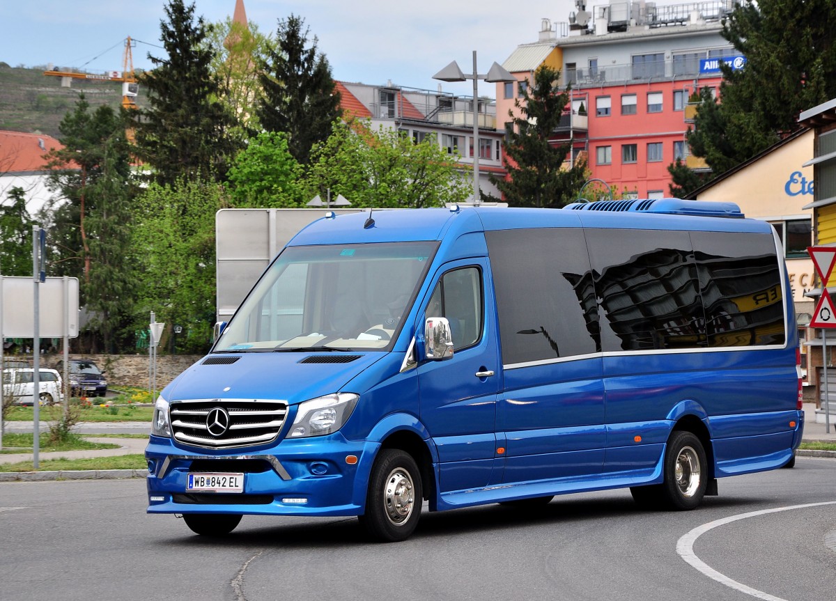 Kleinbus MB Sprinter aus Niedersterreich am 22.4.2015 in Krems unterwegs.